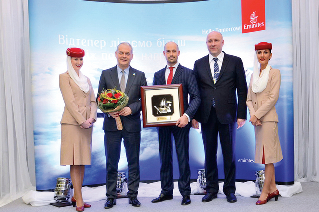 الصورة : أنتينوري يتبادل الهدايا التذكارية مع زكورسكي في مطار بوريسبيل الدولي    من المصدر