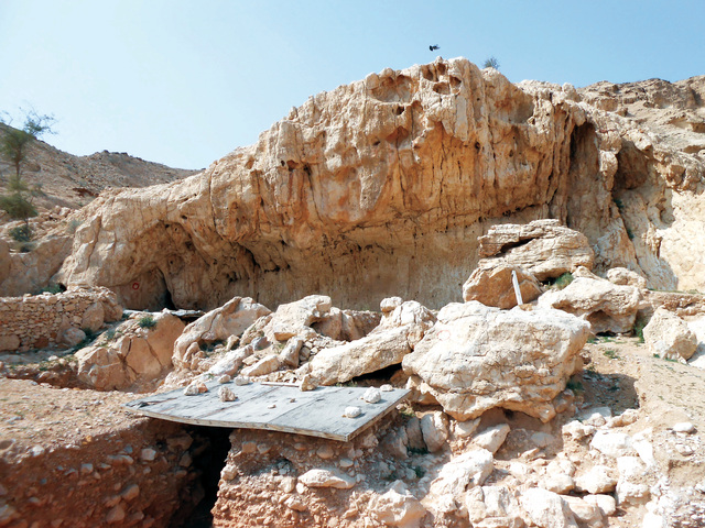الصورة : مدفن حدوة الفرس في جبل بحيص والذي يعود إلى الألف الثانية قبل الميلاد