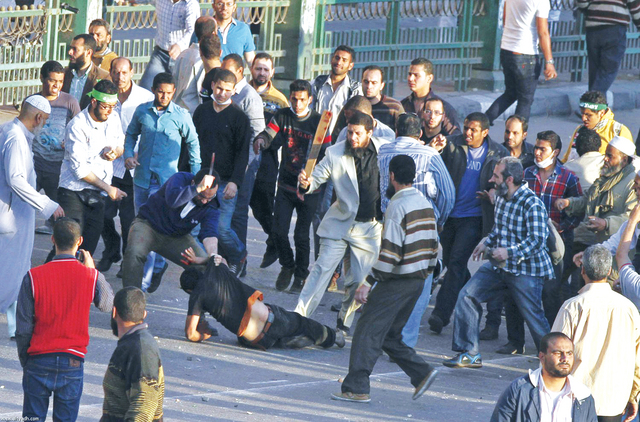 الصورة : جانب من إرهاب "الإخوان" على المعتصمين السلميين بميدان التحرير في مصر	أرشيفية