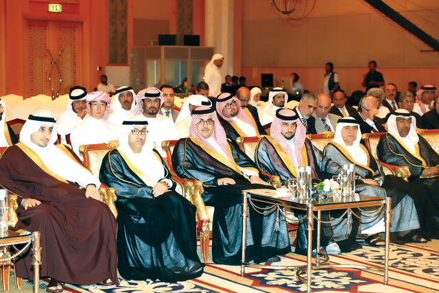 الصورة : أحمد بن محمد ونواف بن فيصل والعويس وعبدالملك وعدد كبير من حضور الحفل البيان