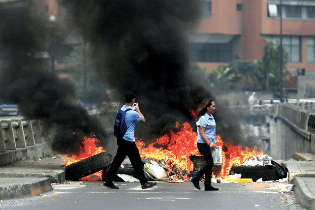 الصورة : ألسنة لهب خلال اشتباكات بين القوات الفنزويلية ومحتجين في كراكاس أ.ب