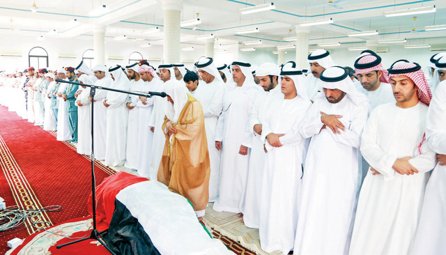 الصورة : حاكم رأس الخيمة ومحمد بن سعود وهزاع وسيف بن زايد وكبار المسؤولين يؤدون صلاة الجنازة