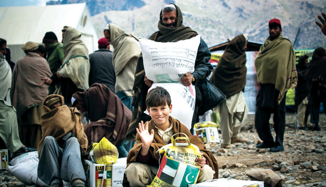 الصورة : تقديم المساعدات الإنسانية والغذائية للنازحين الباكستانيين 			           وام