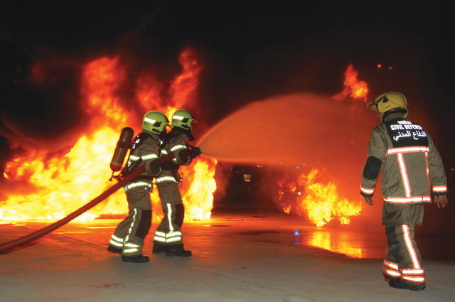 رجال الدفاع المدني النار عدونا وإنقاذ الأرواح هدفنا عبر الإمارات