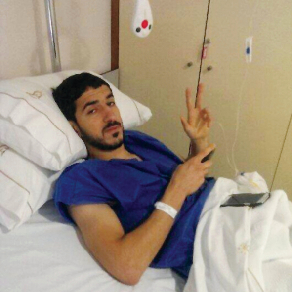 الصورة : يوسف السيد بعد إجرائه العملية الجراحية الناجحة
