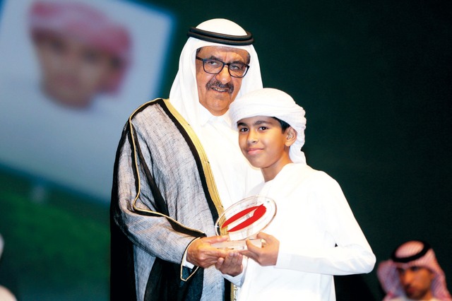الصورة : نائب حاكم دبي يكرم أحد الفائزين