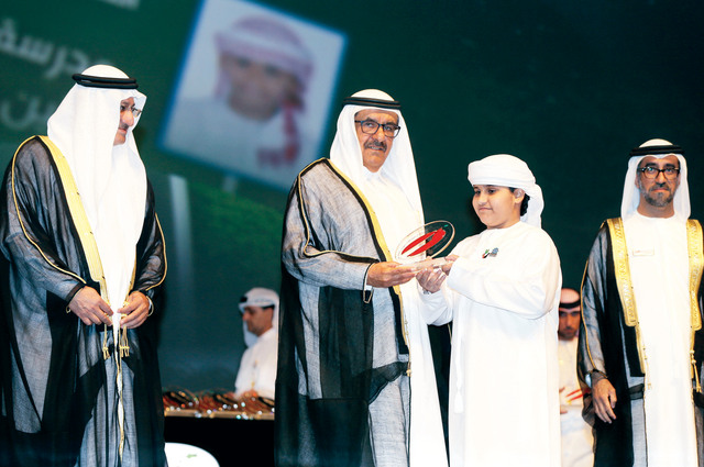 الصورة : حمدان بن راشد يقدم جوائز التكريم للفائزين
