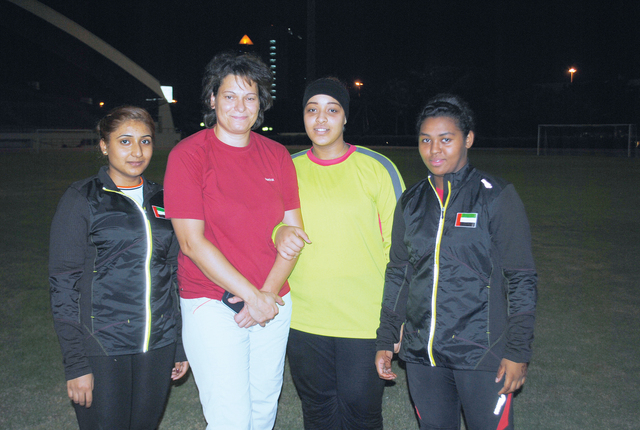 الصورة : فاطمة الحوسني مع لاعبات ومدربة منتخب الإمارات