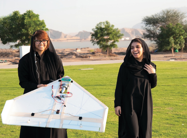 7 فتيات يبهرن العين بطائرة - عبر الإمارات - أخبار وتقارير - البيان