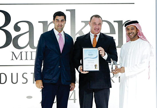 الصورة : بول تروبريدج يتسلم جائزة «البنك العربي المتحد»