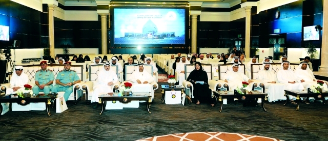 الصورة : أحمد الظاهري وقيادات تنفيذية خلال  الملتقى        وام