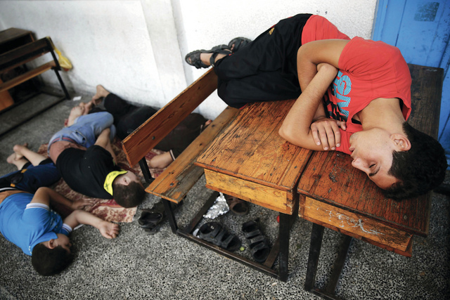 الصورة : الناجون من مجزرة الشجاعية ينامون في مدارس وكالة الغوث	رويترز