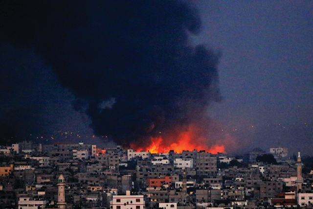 الصورة : النيران تتصاعد من حي الشجاعية الذي يتعرض لقصف متواصل	أي بي إيه