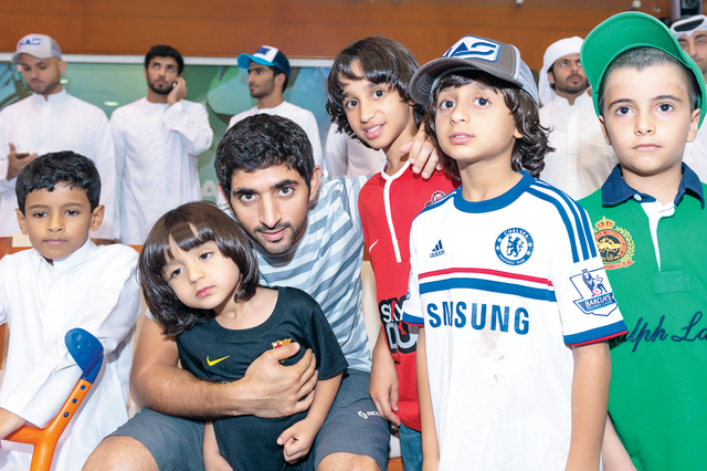 الصورة : سموه مع أنجال خليفة سليمان، سعيد بالقميص الاحمر، ومحمد بالابيض، وسلطان بالقميص الأسود