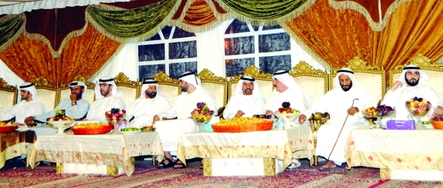 الصورة : حاكم أم القيوين وولي عهده في حديث مع أبناء خلفان الغفلي