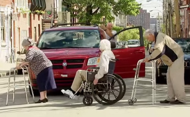 مساعدة كبار السن في عبور الشارع