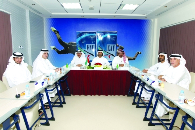 الصورة : نصرالنيادي خلال ترؤسه لاجتماع مجلس إدارة اتحاد الإمارات للرياضات الجويةالبيان