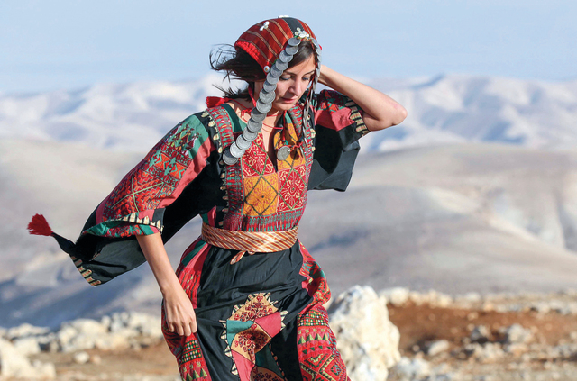 الصورة : مطاردة أزياء الجدات في فلسطين