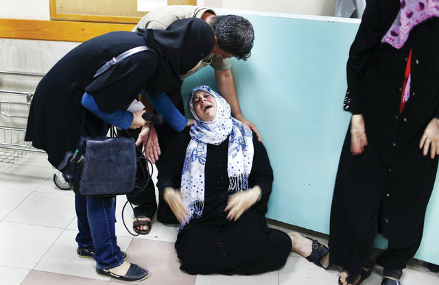 الصورة : سيدة فلسطينية تبكي ولدها الذي استشهد في مدينة غزة            رويترز