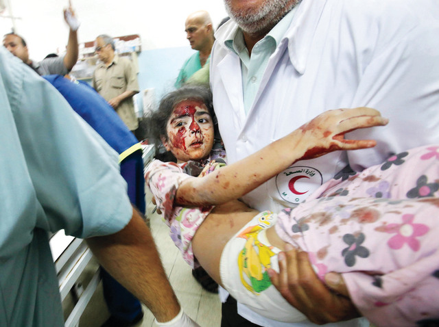 الصورة : فتاة من خانيونس بين أيدي رجال الإسعاف بعد إصابتها في قصف إسرائيلي رويترز