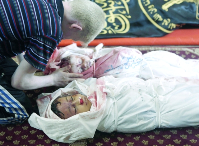 الصورة : عبدالرحمن عبدالنبي وابن عمه هادي استشهدا في قصف  بيت لاهيا أ.ف.ب