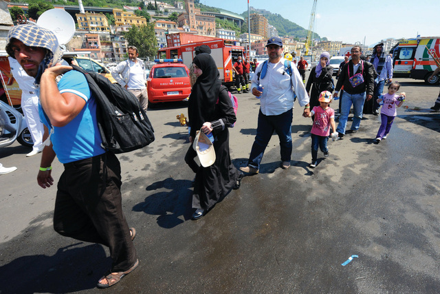 الصورة : لاجئون سوريون في ميناء ساليرنو جنوب إيطاليا بعد وصولهم على متن سفينة عسكرية أنقذتهم من الغرق     أ.ف.ب