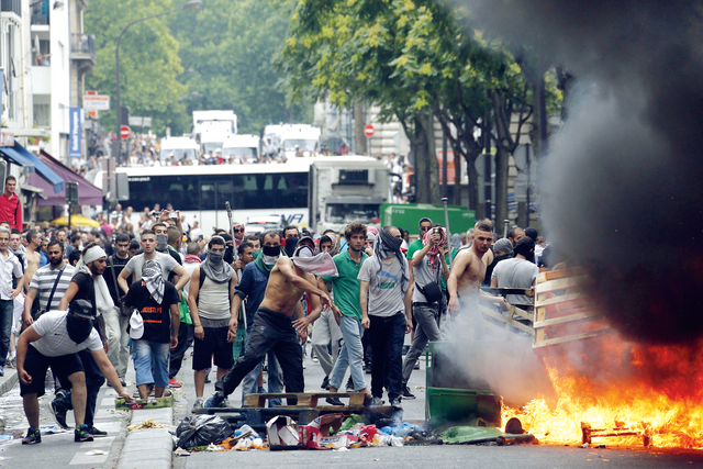 الصورة : متظاهرون فرنسيون خلال اشتباكات في باريس مع قوات مكافحة الشغب التي تصدت لمسيرة تندد بالحرب على غزة	أ.ف.ب