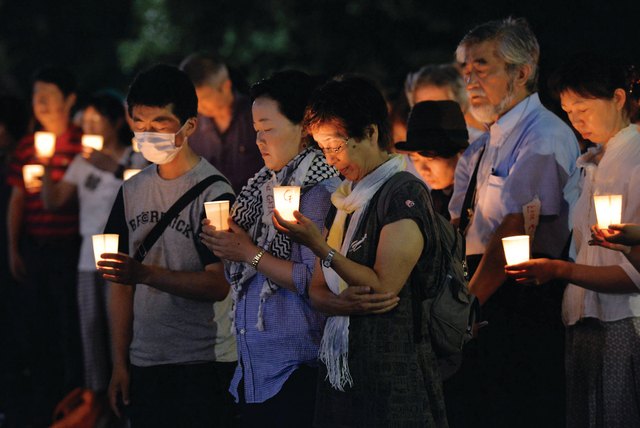 الصورة : يابانيون يحملون الشموع في حديقة طوكيو خلال وقفة احتجاجية تندد بالعدوان على غزة   أ.ف.ب