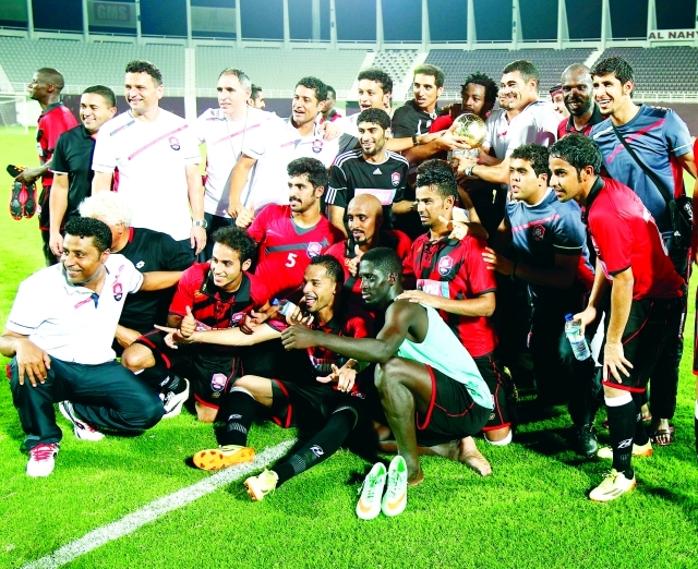 الصورة : فريق الرائد السعودي يحتفل بكأس البطولةمن المصدر