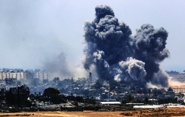 الصورة : دخان كثيف يتصاعد بعد إحدى الغارات على بيت لاهيا           إي بي إيه