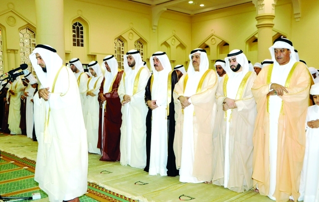 الصورة : سعود المعلا وراشد بن سعود والشيوخ خلال أداء صلاة العيد 	   وام