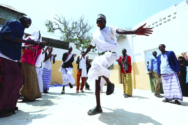الصورة : صومالي يؤدي رقصة تقليدية في العاصمة مقديشو ابتهالاً	رويترز