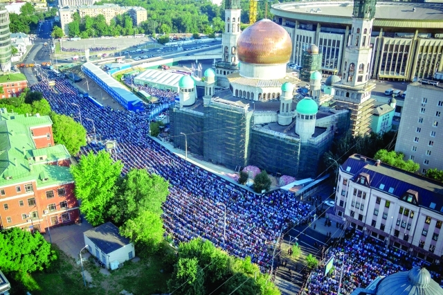 الصورة : جموع من المسلمين الروس يؤدون صلاة العيد خارج المسجد المركزي في موسكو		             ا.ف.ب