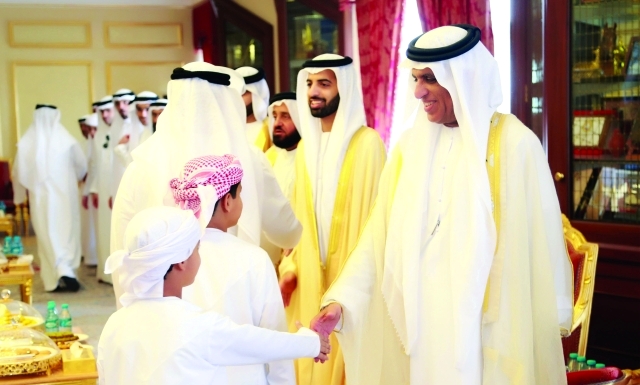 الصورة : حاكم رأس الخيمة يتقبل التهاني بالعيد بحضور محمد بن سعود