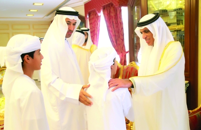 الصورة : سعود بن صقر يتقبل تهاني  مواطن وأبنائه الصغار بالعيد