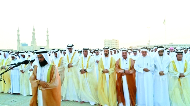 الصورة : سعود بن صقر أثناء أداء صلاة العيد وإلى جانبه محمد بن سعود والمصلين 	            																            وام