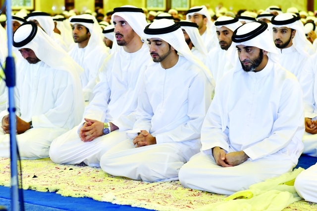 الصورة : حمدان بن محمد وأحمد بن سعيد وسعيد بن مكتوم خلال خطبة العيد