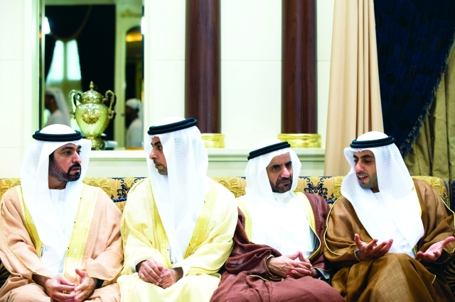الصورة : عمر وخالد بن زايد وحمدان بن مبارك وأحمد بن محمد آل نهيان خلال الاستقبال