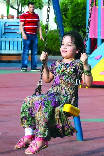 الصورة : طفلة تستمتع بأجواء العيد في حديقة العائلة بكورنيش أبوظبي