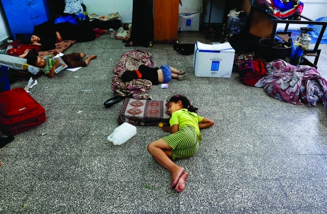 الصورة : أطفال نائمون في مدرسة أونروا قبل القصف    	    أ.ب