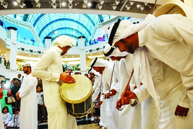 الصورة : فرقة شعبية خلال إحياء احتفالات مهرجان  "العيد الصغير"          من المصدر