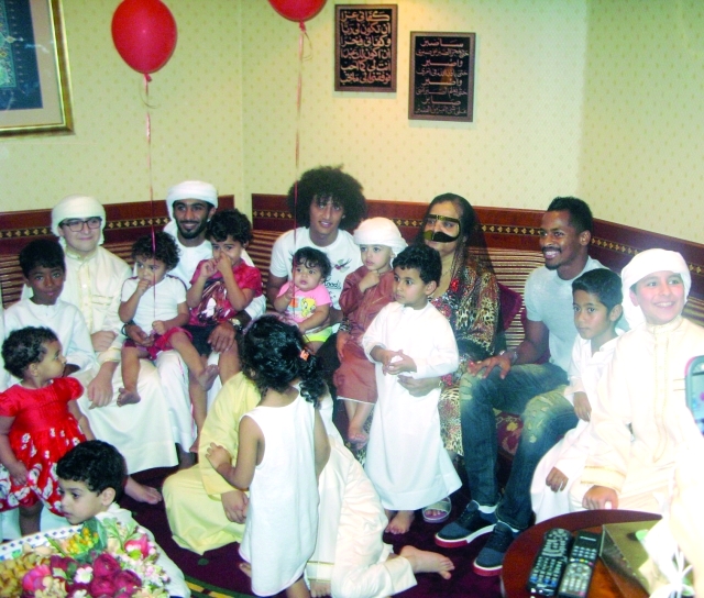 الصورة : ماما نورا ونجوم الكرة الإماراتية ومجموعة من الأطفال
