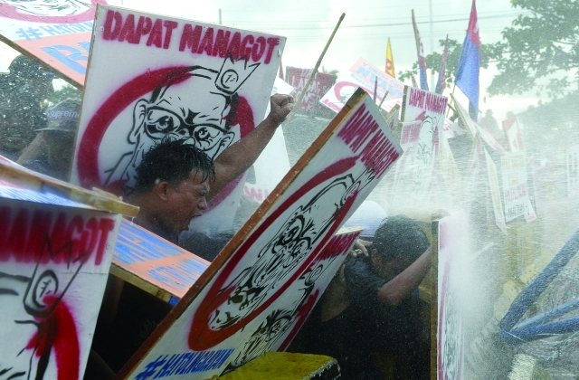 الصورة : متظاهرون فلبينيون يشتبكون مع قوات مكافحة الشغب أثناء احتجاج في مانيلا إي.بي.إيه