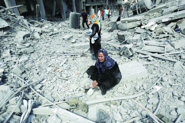 الصورة : فلسطينية تبكي فوق حطام منزلها الذي دمرته طائرات الاحتلال في بيت حانون  أ.ف.ب