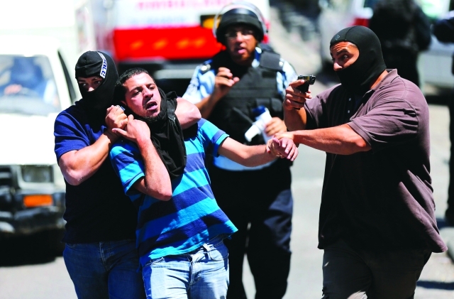 الصورة : قوات المستعربين الاسرائيلية  تعتقل فلسطينياً يشتبه برميه الحجارة على قوات الاحتلال في القدس   رويترز