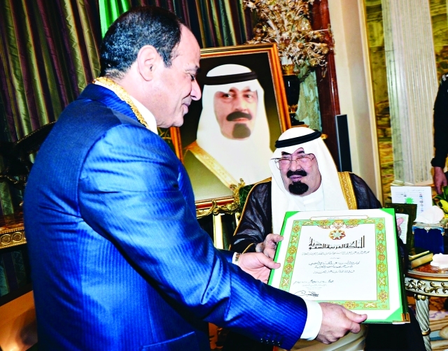 الصورة : العاهل السعودي يسلم السيسي شهادة الملكية لقلادة الملك عبد العزيز خلال لقائهما	أ.ف.ب