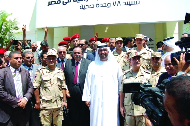 الصورة : محافظ القليوبية و سلطان الجابر خلال الجولة