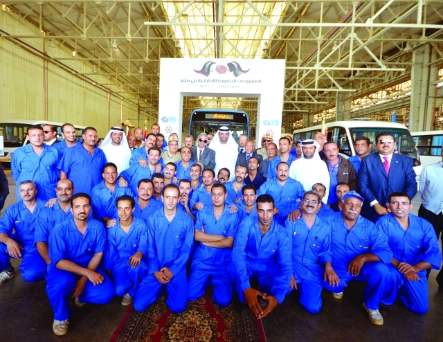 الصورة : عمال مصنع الحافلات يلتقطون صورة تذكارية مع الوفد الإماراتي البيان