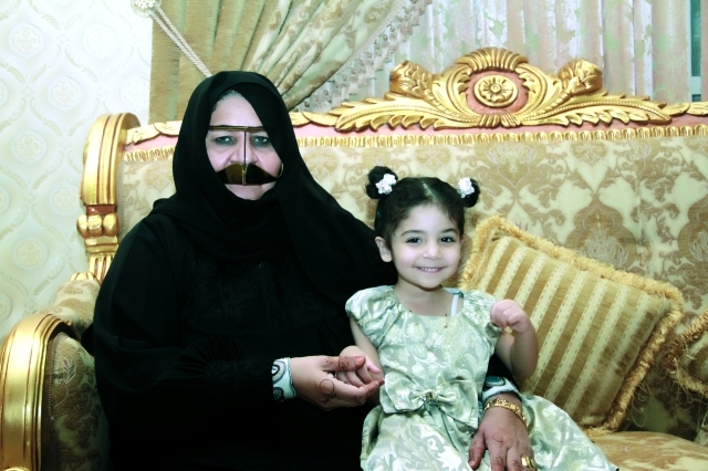 الصورة : أم راشد مع حفيدتها 	البيان