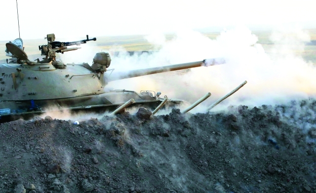 الصورة : دبابة لقوات البيشمركة تقصف مواقع تنظيم داعش قرب أربيل	رويترز